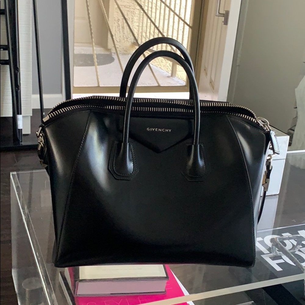 Medium Antigona Givenchy Bag